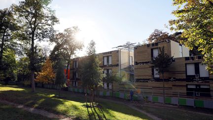 Le centre d'hébergement d'urgence installé dans le XVIe arrondissement de Paris a été inauguré le 5 novembre 2016.&nbsp; (THOMAS SAMSON / AFP)