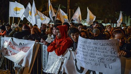 Des Chypriotes manifestent et se demandent si l'&icirc;le ne devrait pas quitter la zone euro,&nbsp;devant le Parlement de Nicosie, le 22 mars 2013. (VLADIMIR ASTAPKOVICH / RIA NOVOSTI / AFP)