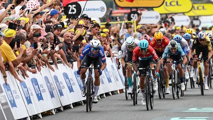 Deuxième victoire consécutive pour Jasper Philipsen (Alpecin-Fenix) sur ce Tour de France ! Le Belge de 25 ans s'est imposé à Nogaro lors de la quatrième étape devant Caleb Ewan (Lotto-Soudal). Le sprint final a causé plusieurs chutes, dont celle de Fabio Jakobsen.