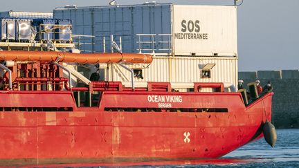 Les migrants à bord du bateau humanitaire "Ocean Viking", affrété par l'association SOS Méditerranée, arrivent le 6 juillet 2020 dans le port de Porto Empedocle sur l'île de Sicile (Italie). (GIOVANNI ISOLINO / AFP)