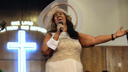 Aretha Franklin chante, en juin 2015, à l'occasion d'un office en souvenir de son père et de son frère, les révérends  C.L. et Cecil Franklin, en l'église baptiste New Bethel de Detroit, dans le Michigan. 
 (Elizabeth Conley/AP/SIPA)