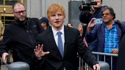 Le chanteur britannique Ed Sheeran, à la sortie du tribunal de Manhattan, à New York (Etats-Unis), le 4 mai 2023. (TIMOTHY A. CLARY / AFP)