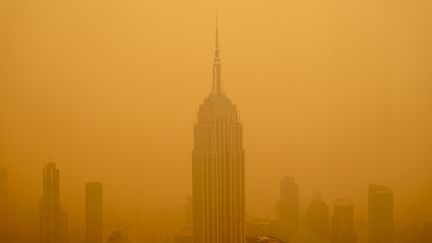 Le brouillard a pris une teinte ocre le 7 juin 2023, comme le montre ce panorama d'un autre monument célèbre de New York, l'Empire State Building. (DAVID DEE DELGADO / GETTY IMAGES NORTH AMERICA / AFP)