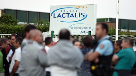 Des producteurs de lait devant des locaux de Lactalis &agrave;&nbsp; Saint-Florent-le-Vieil (Maine-et-Loire), le 29 ao&ucirc;t 2016. (JEAN-SEBASTIEN EVRARD / AFP)