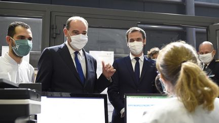 Le Premier ministre, Jean Castex, et le ministre de la Santé, Olivier Véran (à droite), le 14 janvier 2021 au Centre hospitalier régional de Metz-Thionville (Moselle). (JEAN-CHRISTOPHE VERHAEGEN / AFP)