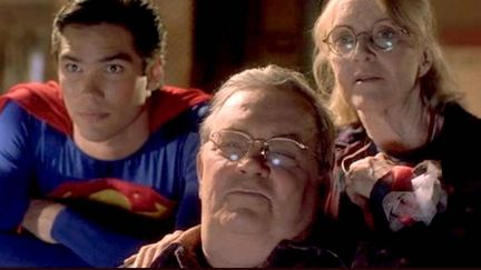 Les comédiens Eddie Jones et Dean Cain, dans la série "Loïs et Clark". (WARNER BROS)