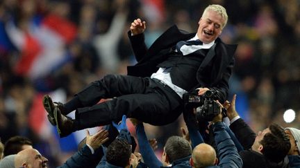 Didier Deschamps porté en triomphe par ses joueurs (PHILIPPE MILLEREAU / DPPI MEDIA)