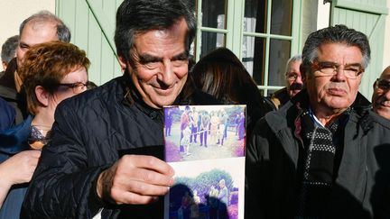 François Fillon à Chantenay-Villedieu (Sarthe), là où il a mené sa première campagne législative en 1981 (FRANCK DUBRAY / MAXPPP)