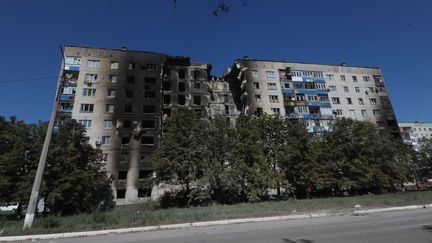 Un immeuble endommag&eacute; par des tirs, apr&egrave;s la reprise de contr&ocirc;le par l'arm&eacute;e ukrainienne de Sievierodonetsk, pr&egrave;s de Donetsk, lundi 28 juillet 2014.&nbsp; (SONER KILINC / ANADOLU AGENCY / AFP)