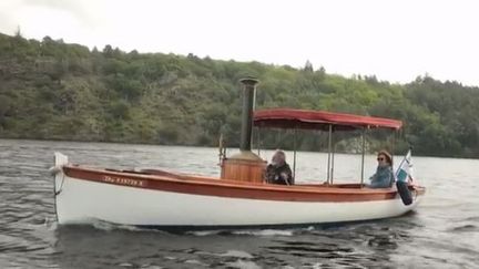 En France, une poignée d'amateurs passionnés de mécanique entretiennent par tous les moyens des chaloupes à vapeur, ces bateaux d'époque à la navigation très particulière.&nbsp;&nbsp; (FRANCE 3)