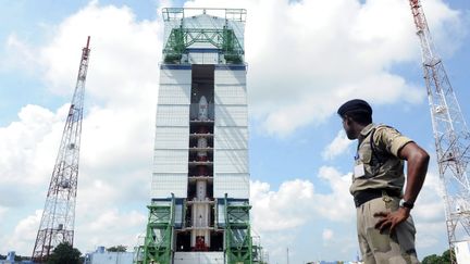 Un membre des forces de s&eacute;curit&eacute; indiennes pose pr&egrave;s de la sonde Mars Orbiter, &agrave;&nbsp;Sriharikota, le 30 octobre 2013. (AFP)