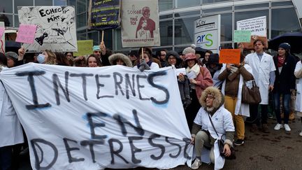 Des internes en médecine manifestent devant l'Agence Régionale de Santé Bourgogne-Franche-Comté, à Besançon, le 13 décembre 2019. (ANNE FAUVARQUE / RADIO FRANCE)