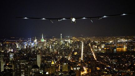 L'avion expérimental Solar Impulse 2 survole New York (Etats-Unis) avant son arrivée à l'aéroport JFK, le 11 juin 2016. (JEAN REVILLARD / REZO / AFP)