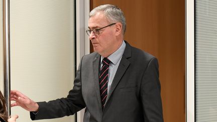 Marc Joulaud, ancien suppléant de François Fillon à l'Assemblée nationale, arrive à son procès, le 24 février 2020 à Paris. (LIONEL BONAVENTURE / AFP)