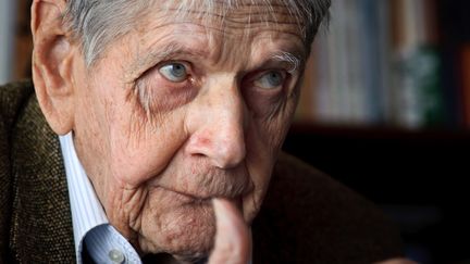 H&eacute;lie Denoix de Saint-Marc, chez lui, &agrave; Lyon (Rh&ocirc;ne), le 10 novembre 2011. (JEAN-PHILIPPE KSIAZEK / AFP)