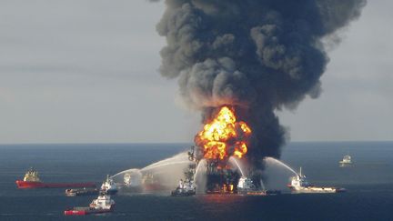 Des bateaux de secours tentent d'&eacute;teindre l'incendie sur la plateforme Deepwater Horizon de BP, au large de la Louisiane, dans le golfe du Mexique, le 21 avril 2010. (US COAST GUARDS / REUTERS)