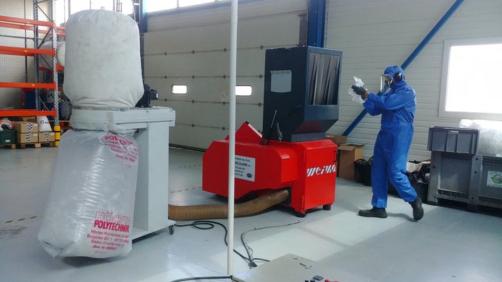 La société Plaxtil, à Châtellerault (Vienne), recycle le textile des masques jetables&nbsp;pour les transformer en matière plastique, le 21 juillet 2020. (ADÈLE BOSSARD / RADIO FRANCE)