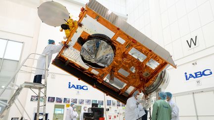 Le&nbsp;satellite Sentinel-6 en test en Allemagne, le 17 juillet 2020.&nbsp; Ce satellite, qui mesurera le niveau des mers, est lancé le 21 novembre 2020. (STEPHANE CORVAJA / EUROPEAN SPACE AGENCY / AFP)