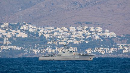 Un patrouilleur de la marine grecque navigue sur la mer Egée, au large de l'île de Kos, le 16 novembre 2021. (NICOLAS ECONOMOU / NURPHOTO / AFP)