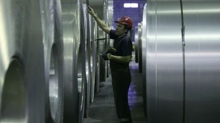 Un ouvrier de l'usine d'aluminium Rusal, à Sayanogorsk (Russie), le 23 novembre 2012. (AFP/ALEXANDR KRYAZHEV)