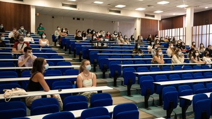 Des étudiants dans un amphithéâtre&nbsp;à l'université de Bordeaux, en septembre 2020.&nbsp; (VALENTINO BELLONI / HANS LUCAS)