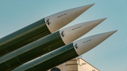 Des missiles de fabrication russe sont exposés lors d'une exposition militaire organisée par le Corps des gardiens de la révolution sur la place Baharestan, près du parlement iranien, dans le sud de Téhéran, en Iran. (KHOSHIRAN / MIDDLE EAST IMAGES / AFP)