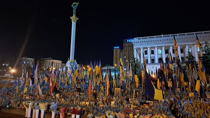 Un mémorial à Kiev en hommage aux morts lors de la guerre contre la Russie. (VIRGINIE PIRONON / FRANCEINFO/ RADIO FRANCE)