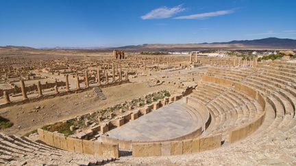 «Colonie forte et prospère, Timgad se devait de donner une image saisissante de la grandeur romaine en terre numide. Les édifices, entièrement construits en pierre, ont été fréquemment restaurés au cours de l'Empire : l'arc de Trajan au milieu du IIe siècle, la porte est en 146, et la porte ouest sous Marc-Aurèle. Les rues ont été pavées de grandes dalles rectangulaires en calcaire et un soin particulier a été apporté aux aménagements édilitaires, comme en témoignent les 14 thermes identifiés jusqu'à ce jour», note l'Unesco. (Michael Runkel / Robert Harding Premium / robertharding )