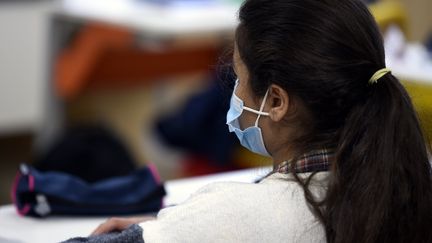 Une élève de 6e du collège Jean-Lamour de Nancy (Meurthe-et-Moselle) porte un masque de protection, le 1er septembre 2020. (ALEXANDRE MARCHI / MAXPPP)