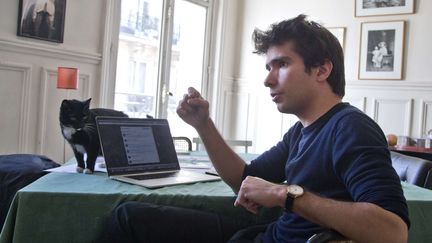 Juan Branco lors d'une interview avec l'agence AP, le 11 avril 2019, à Paris. (MICHEL EULER / AP / SIPA)