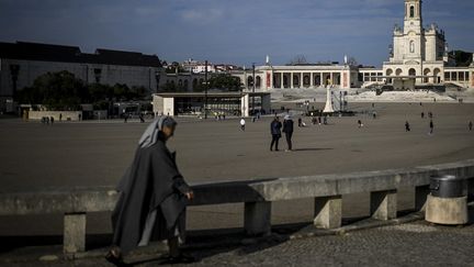 Une nonne dans les rues de Fatima, à Leiria, dans le centre du Portugal, le 3 mars 2023. (PATRICIA DE MELO MOREIRA / AFP)