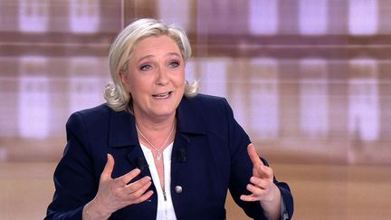 Marine Le Pen, présidente du FN, lors du débat présidentiel face à Emmanuel Macron, le 3 mai 2017 à La Plaine-Saint-Denis (Seine-Saint-Denis). (AFP)