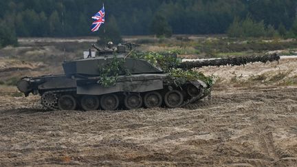 Un char Challenger 2, le 21 septembre 2022 à Nowa Deba (Pologne). (ARTUR WIDAK / NURPHOTO / AFP)