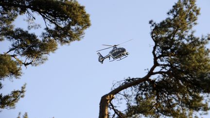 Un h&eacute;licopt&egrave;re de la gendarmerie nationale survole les alentours du Coll&egrave;ge C&eacute;venol, le 18 novembre 2011, au Chambon-sur-Lignon (Haute-Loire). (PHILIPPE DESMAZES / AFP)