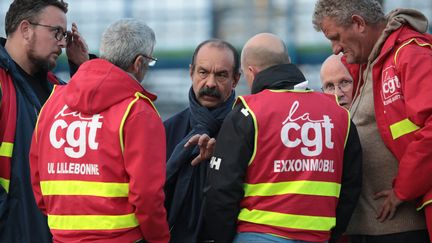 Philippe Martinez, le secrétaire général de la CGT, rencontre des salariés grévistes de la raffinerie de Port-Jérôme-sur-Seine (Seine-Maritime), mercredi 12 octobre 2022. (LOU BENOIST / AFP)