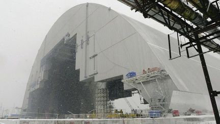 A l'approche du trentième anniversaire de l'accident nucléaire de Tchernobyl, un cliché, pris le 25 janvier 2016, de la nouvelle arche destinée au sarcophage du quatrième réacteur de la centrale à Pripiat. Une ville d'Ukraine devenue fantôme. (Kanshiro Sonoda/Yomiuri/The Yomiuri Shimbun/AFP)