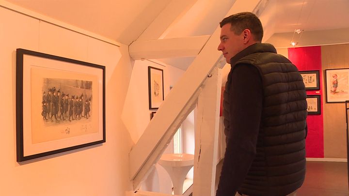 Avec l'aide de l’association Barils Arts et Culture, Jules Privé, l'arrière petit-neveu et ayant droit de Francisque Poulbot, a pu organiser cette exposition inédite autour de son aïeul. (France 3 Normandie)