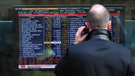 Un homme regarde les cours de la Bourse, &agrave; Milan, le 10 novembre 2011. (GIUSEPPE CACACE / AFP)