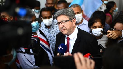 Le candidat de La France insoumise à la présidentielle Jean-Luc Mélenchon le 24 février 2022 à Saint-Denis de La Réunion. (CHRISTOPHE ARCHAMBAULT / AFP)