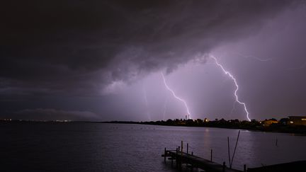 Un orage éclate à Pérols (Hérault), le 16 août 2022. (NICOLAS TUCAT / AFP)