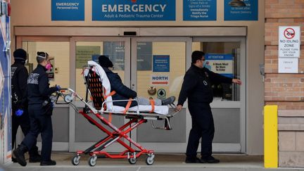 Un patient malade du Covid-19 est transporté dans un hôpital de New York (Etats-Unis), le 4 janvier 2021. (ANGELA WEISS / AFP)