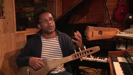 Ahamada Smis en studio à Marseille (Denis Rousseau-Kaplan / Outremer la 1ère)