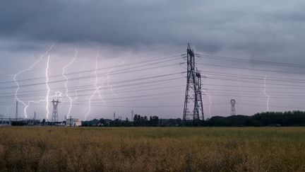 Des éclairs tombent sur Bayet (Allier), le 10 juin 2015. (XAVIER DELORME / BIOSPHOTO / AFP)