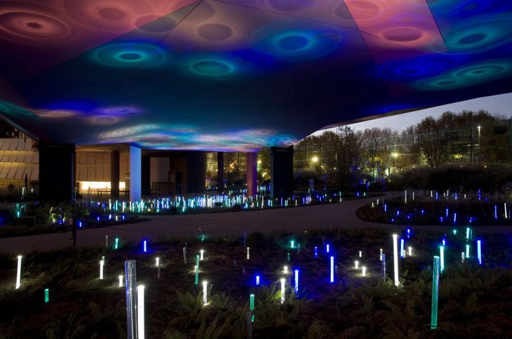 Musée du Quai Branly et son jardin illuminé par l'installation de Yann Kersalé
 (Musée du Quai Branly, photo Nicolas Borel)