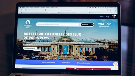 Un ordinateur affichant la page d'accueil de la billetterie des Jeux de Paris 2024, le 27 mars 2023. (MARIE MAGNIN / HANS LUCAS / AFP)