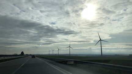 Des éoliennes en bordure de l’A26, en Picardie, le 16 novembre 2019 (AURÉLIEN ACCART / FRANCEINFO / RADIO FRANCE)