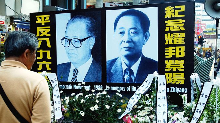 Des Hongkongais rendent hommage, le 15 janvier 2006, aux deux dirigeants r&eacute;formateurs du Parti communiste chinois victimes de purges dans les ann&eacute;es 1980, Zhao Ziyang (&agrave; gauche) et Hu Yaobang (&agrave; droite). (LO SAI HUNG / AP / SIPA)