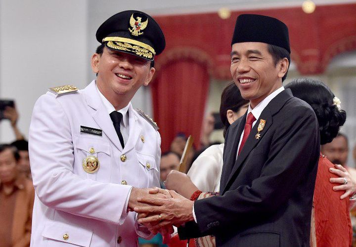 Le président indonésien Joko Widodo (R) félicite le nouveau gouverneur de Jakarta, le 19 novembre 2014. Ahok fut son adjoint quand lui même était gouverneur de la ville. (BAY ISMOYO / AFP)