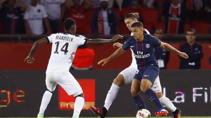 Hatem Ben Arfa face aux joueurs messins... (PATRICK KOVARIK / AFP)