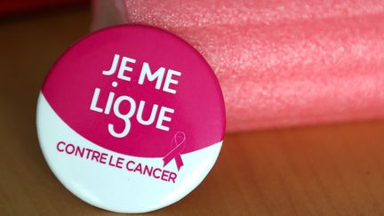 Un badge "Je me ligue contre le cancer" dans les locaux de la Ligue contre le cancer de Montbéliard. (LIONEL VADAM  / MAXPPP)